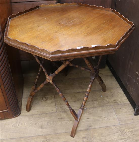 An Edwardian octagonal walnut centre table W.73cm